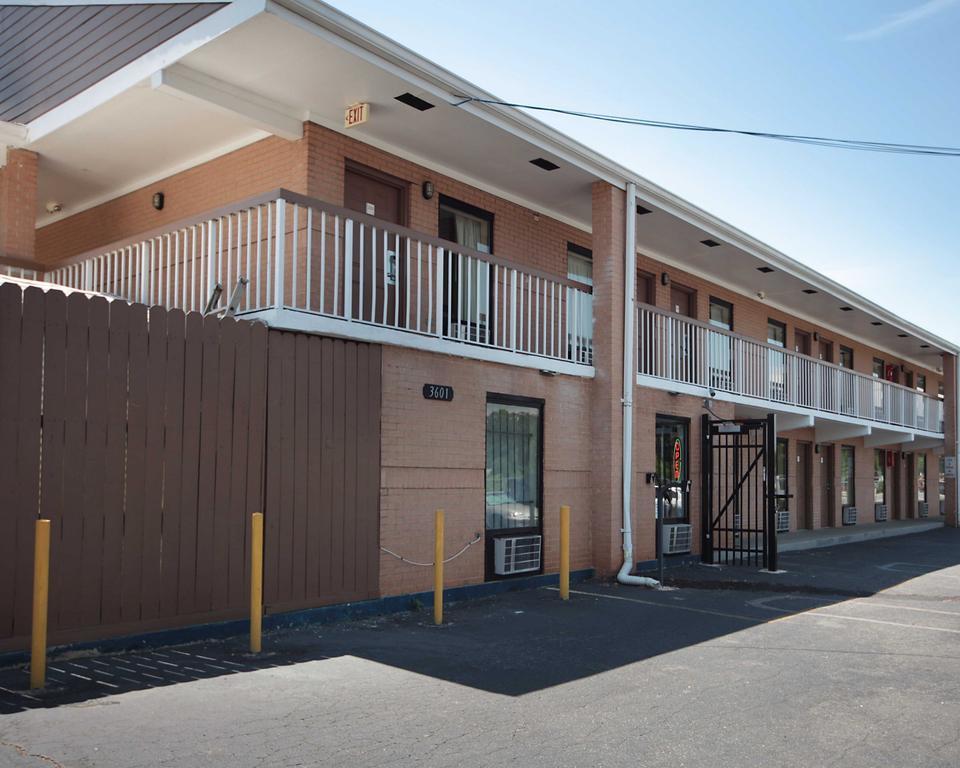 Rodeway Inn Charlotte Downtown Экстерьер фото